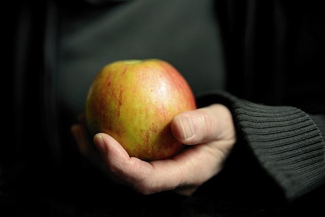 Jak odstranit samoopalovací krém z rukou? 5 rychlých řešení